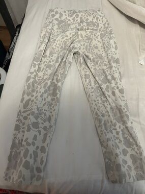 High-Rise Animal Print Leggings in Light Gray and White size 0